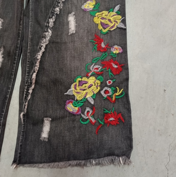NWT YesNo Distressed Denim Wide Leg Coulotte Pants Floral Embroidery Size Small - Picture 3 of 10
